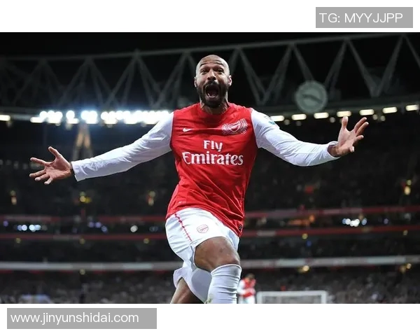 足球历史首位大满贯球星的传奇之路与伟大成就解析