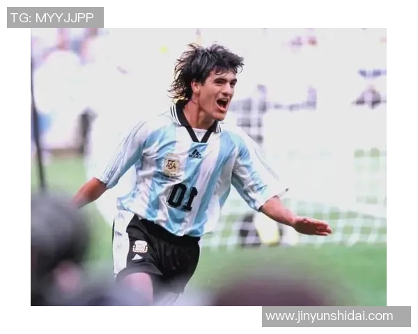 足球历史三大球星的传奇故事与成就解析 足球历史三大球星的传奇故事与成就解析