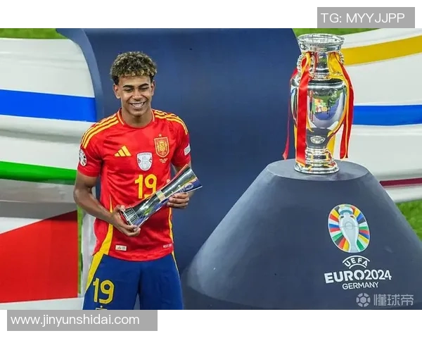 8月12日足球球星聚焦带你了解赛场英雄背后的故事与荣耀