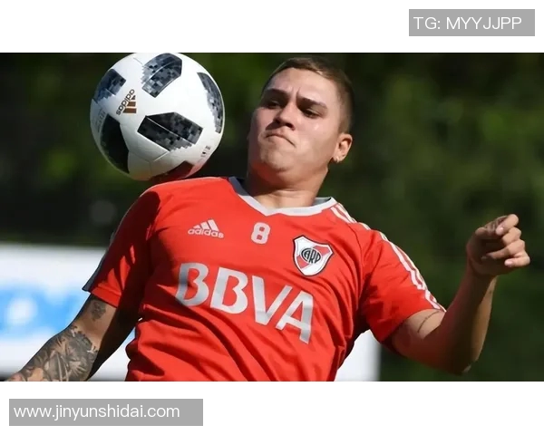 足球球星赛场突发脱裤尴尬瞬间引发球迷热议与媒体持续关注